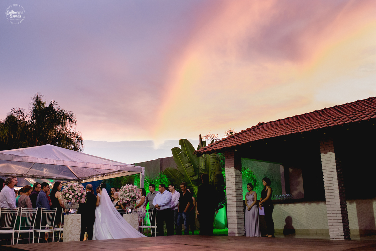 Fotografia de casamento realizada na cidade de jaú-sp com o fotógrafo Guilherme Santos, cerimônia e recepção com pessoas felizes e momentos especiais.