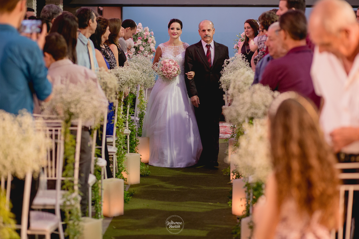 Fotografia de casamento realizada na cidade de jaú-sp com o fotógrafo Guilherme Santos, cerimônia e recepção com pessoas felizes e momentos especiais.