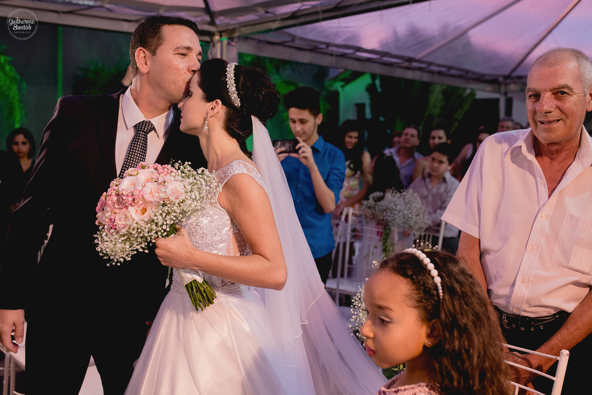 Fotografia de casamento realizada na cidade de jaú-sp com o fotógrafo Guilherme Santos, cerimônia e recepção com pessoas felizes e momentos especiais.