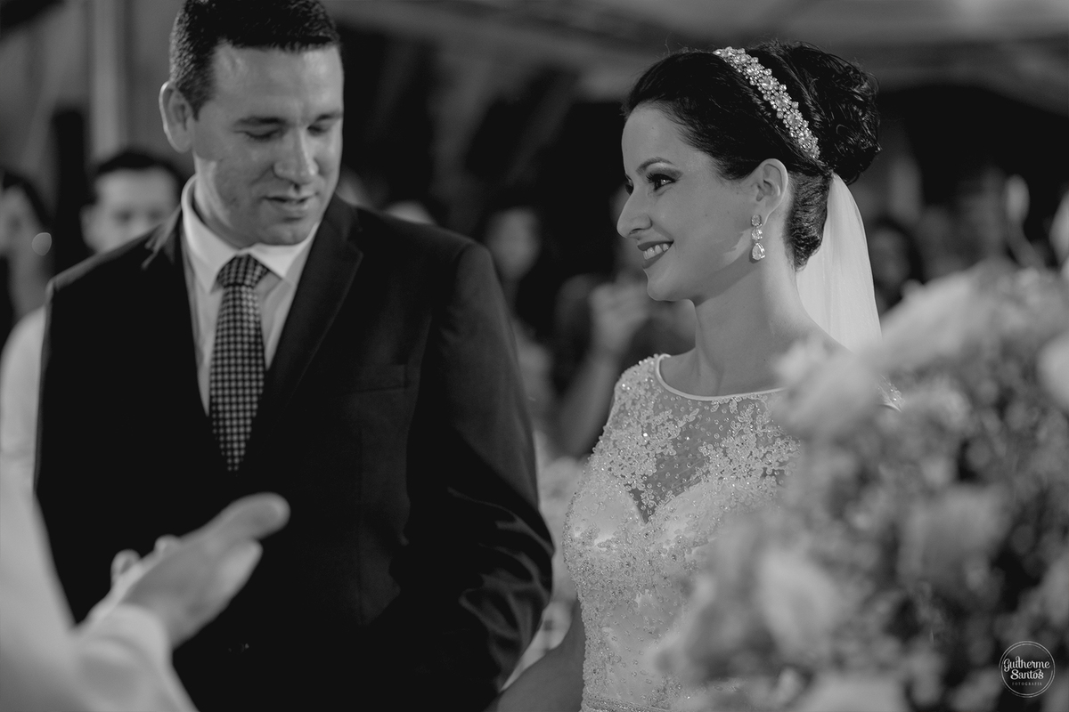 Fotografia de casamento realizada na cidade de jaú-sp com o fotógrafo Guilherme Santos, cerimônia e recepção com pessoas felizes e momentos especiais.