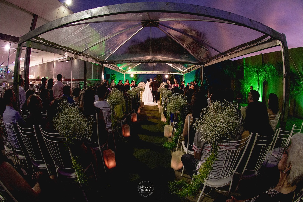 Fotografia de casamento realizada na cidade de jaú-sp com o fotógrafo Guilherme Santos, cerimônia e recepção com pessoas felizes e momentos especiais.