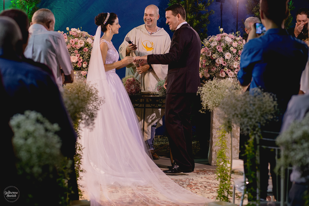 Fotografia de casamento realizada na cidade de jaú-sp com o fotógrafo Guilherme Santos, cerimônia e recepção com pessoas felizes e momentos especiais.