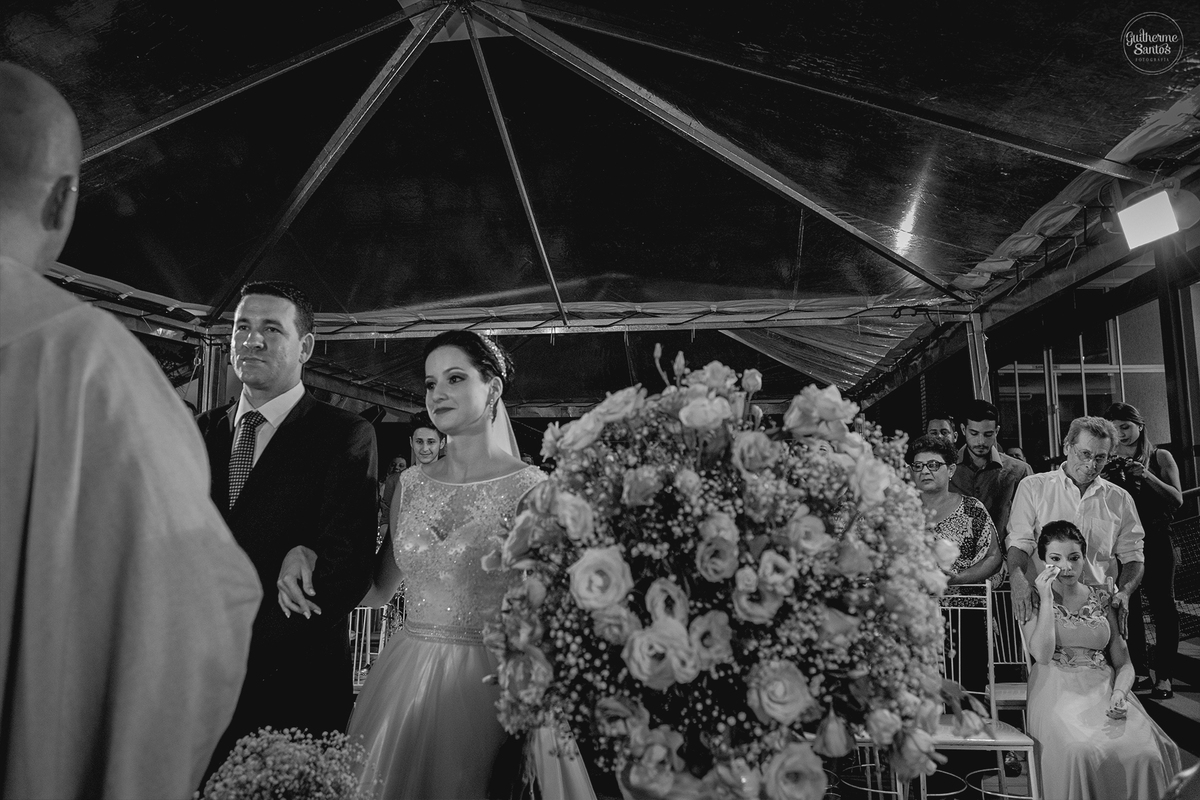 Fotografia de casamento realizada na cidade de jaú-sp com o fotógrafo Guilherme Santos, cerimônia e recepção com pessoas felizes e momentos especiais.