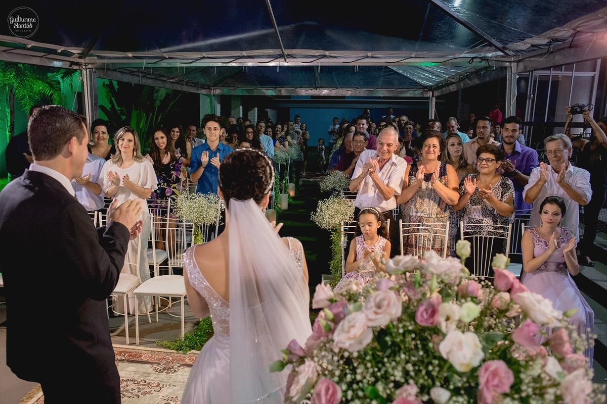 Fotografia de casamento realizada na cidade de jaú-sp com o fotógrafo Guilherme Santos, cerimônia e recepção com pessoas felizes e momentos especiais.