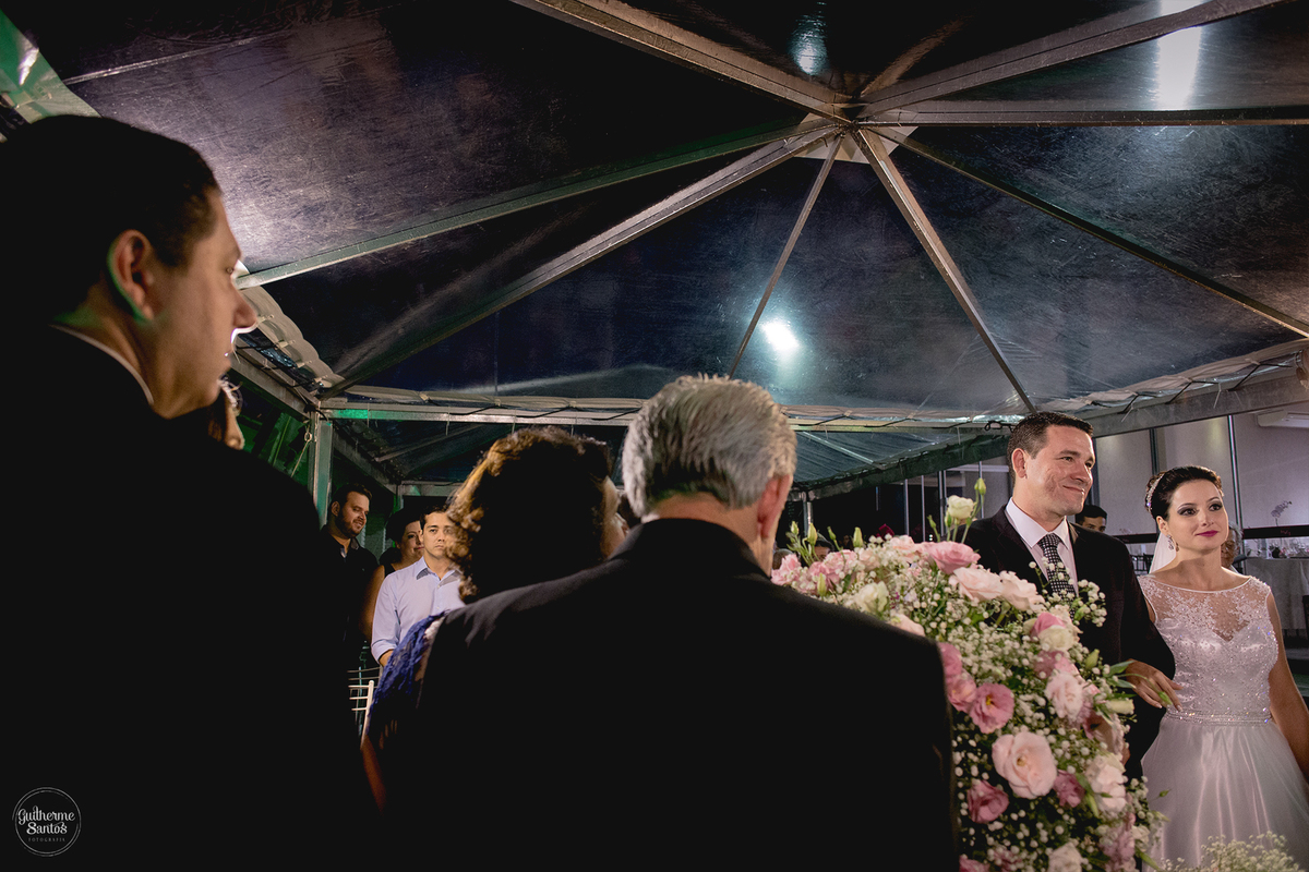 Fotografia de casamento realizada na cidade de jaú-sp com o fotógrafo Guilherme Santos, cerimônia e recepção com pessoas felizes e momentos especiais.