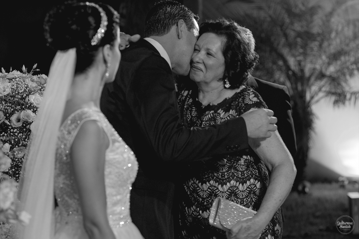 Fotografia de casamento realizada na cidade de jaú-sp com o fotógrafo Guilherme Santos, cerimônia e recepção com pessoas felizes e momentos especiais.