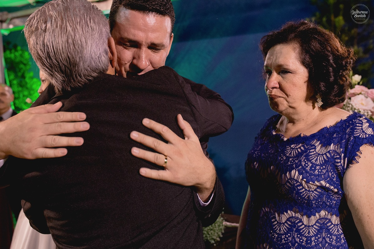 Fotografia de casamento realizada na cidade de jaú-sp com o fotógrafo Guilherme Santos, cerimônia e recepção com pessoas felizes e momentos especiais.