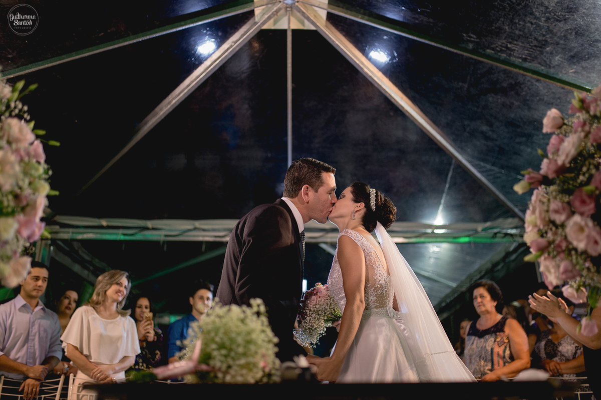 Fotografia de casamento realizada na cidade de jaú-sp com o fotógrafo Guilherme Santos, cerimônia e recepção com pessoas felizes e momentos especiais.