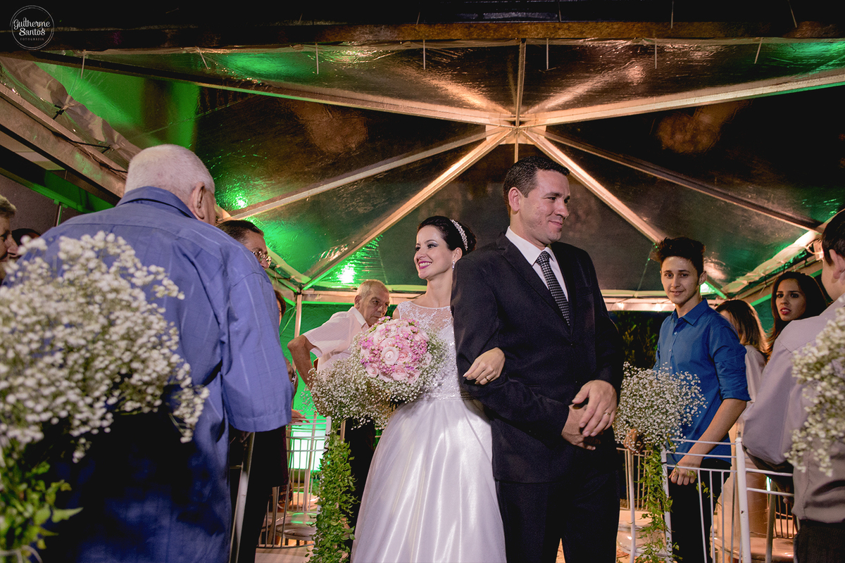 Fotografia de casamento realizada na cidade de jaú-sp com o fotógrafo Guilherme Santos, cerimônia e recepção com pessoas felizes e momentos especiais.