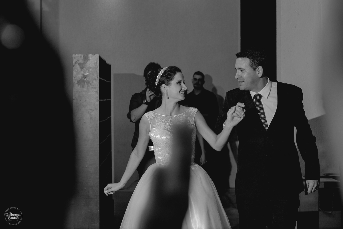 Fotografia de casamento realizada na cidade de jaú-sp com o fotógrafo Guilherme Santos, cerimônia e recepção com pessoas felizes e momentos especiais.