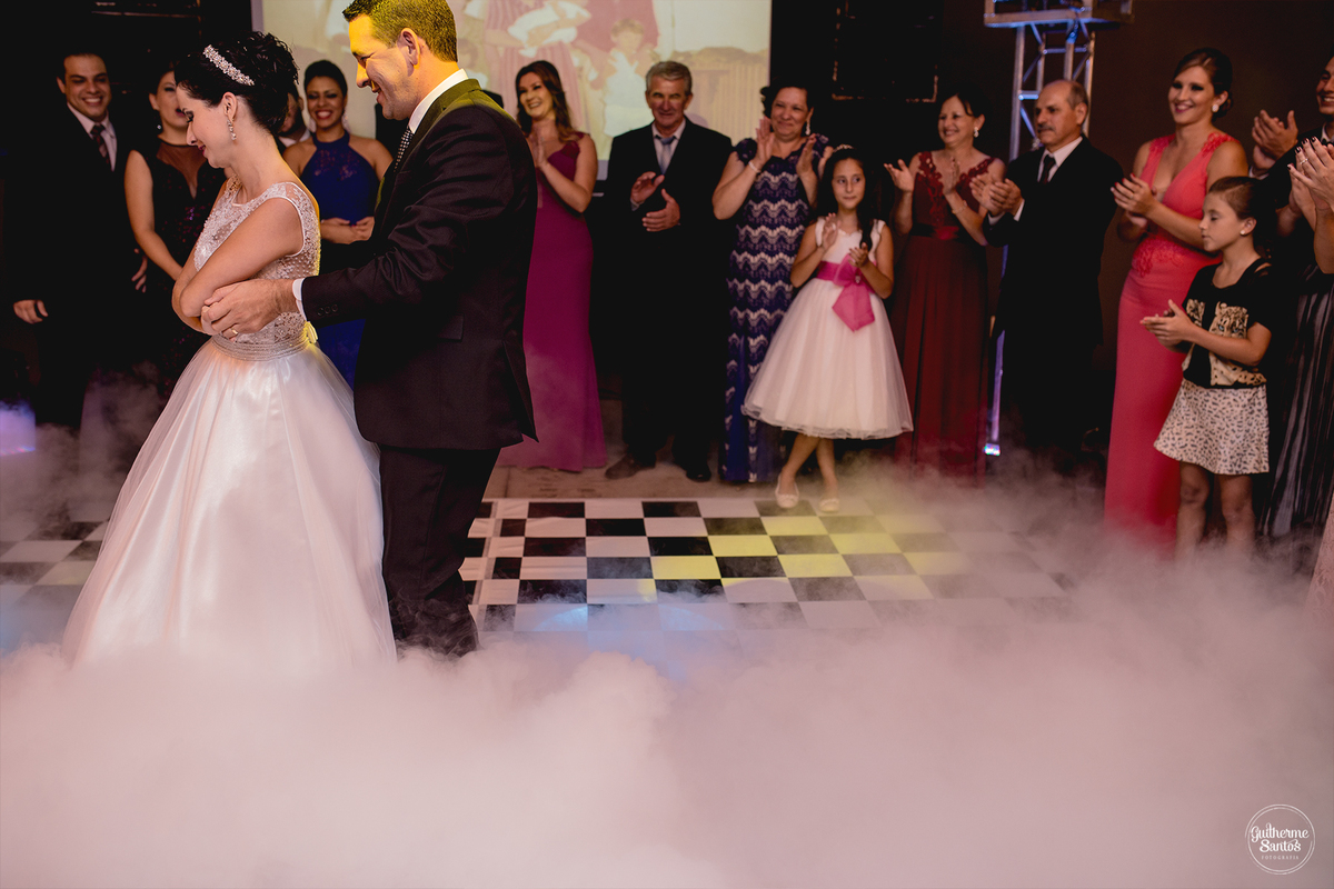 Fotografia de casamento realizada na cidade de jaú-sp com o fotógrafo Guilherme Santos, cerimônia e recepção com pessoas felizes e momentos especiais.