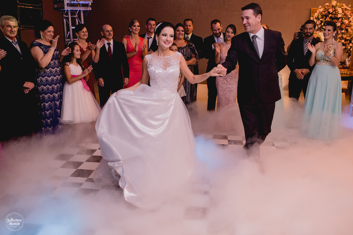 Fotografia de casamento realizada na cidade de jaú-sp com o fotógrafo Guilherme Santos, cerimônia e recepção com pessoas felizes e momentos especiais.