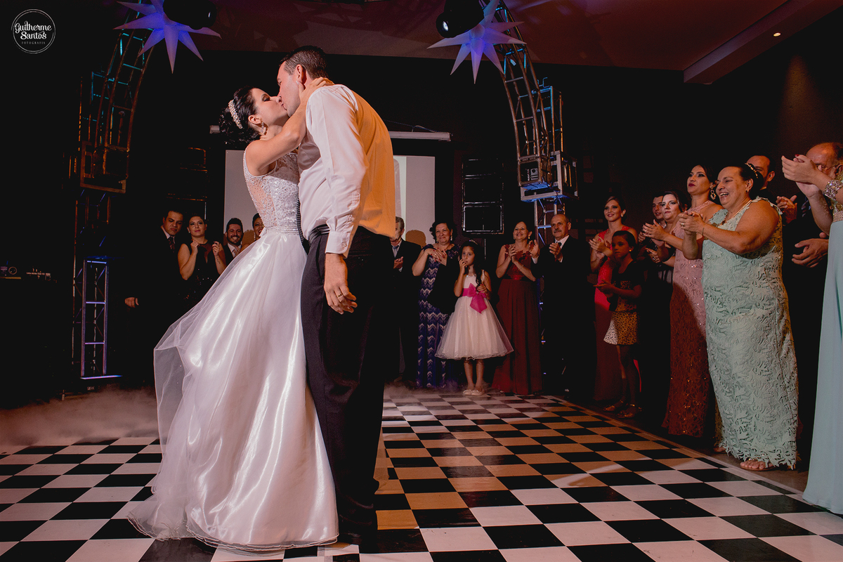 Fotografia de casamento realizada na cidade de jaú-sp com o fotógrafo Guilherme Santos, cerimônia e recepção com pessoas felizes e momentos especiais.