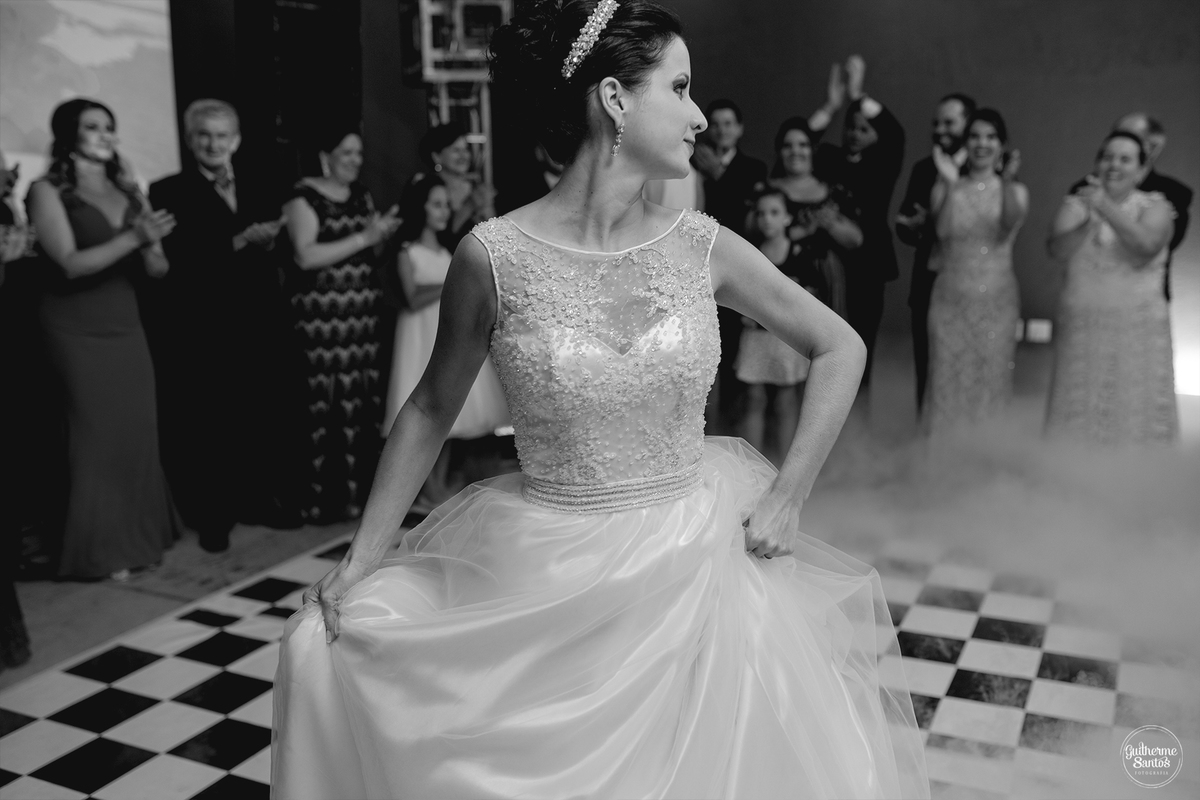 Fotografia de casamento realizada na cidade de jaú-sp com o fotógrafo Guilherme Santos, cerimônia e recepção com pessoas felizes e momentos especiais.