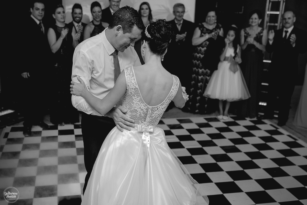 Fotografia de casamento realizada na cidade de jaú-sp com o fotógrafo Guilherme Santos, cerimônia e recepção com pessoas felizes e momentos especiais.