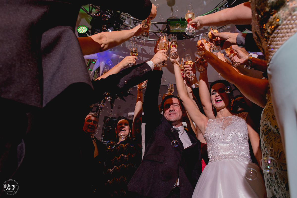 Fotografia de casamento realizada na cidade de jaú-sp com o fotógrafo Guilherme Santos, cerimônia e recepção com pessoas felizes e momentos especiais.