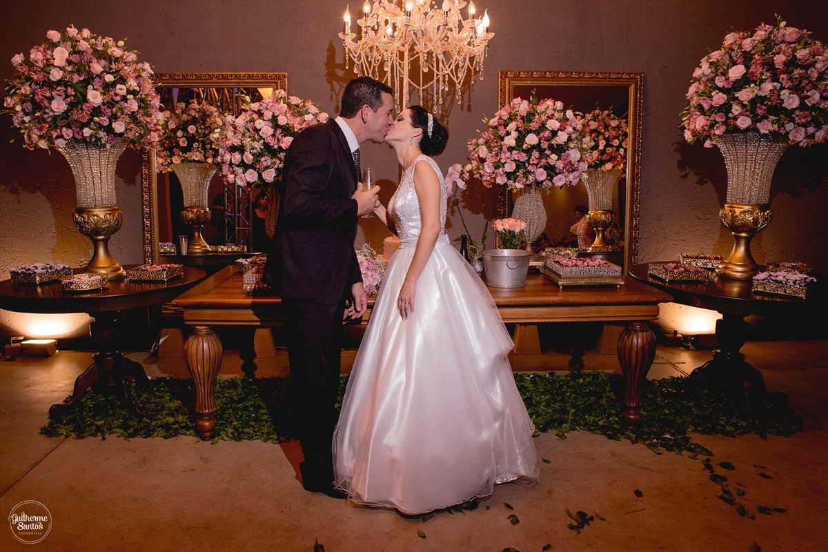 Fotografia de casamento realizada na cidade de jaú-sp com o fotógrafo Guilherme Santos, cerimônia e recepção com pessoas felizes e momentos especiais.