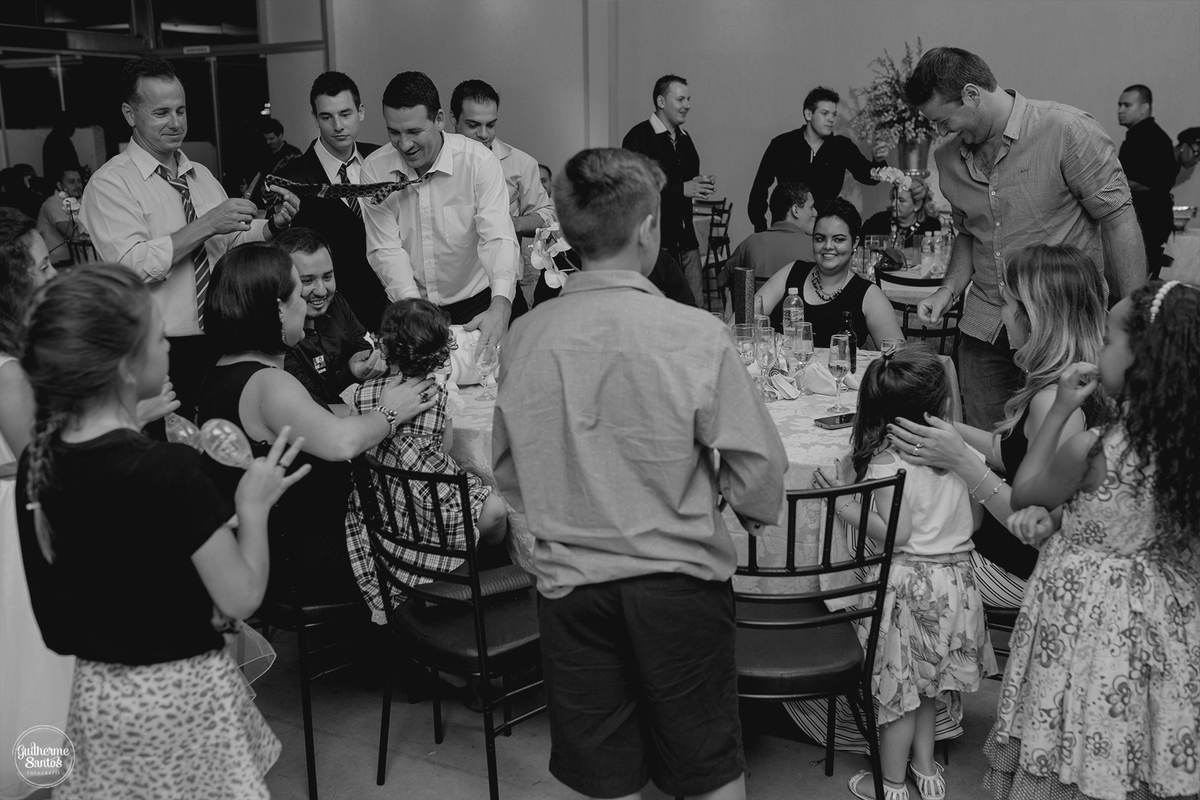 Fotografia de casamento realizada na cidade de jaú-sp com o fotógrafo Guilherme Santos, cerimônia e recepção com pessoas felizes e momentos especiais.