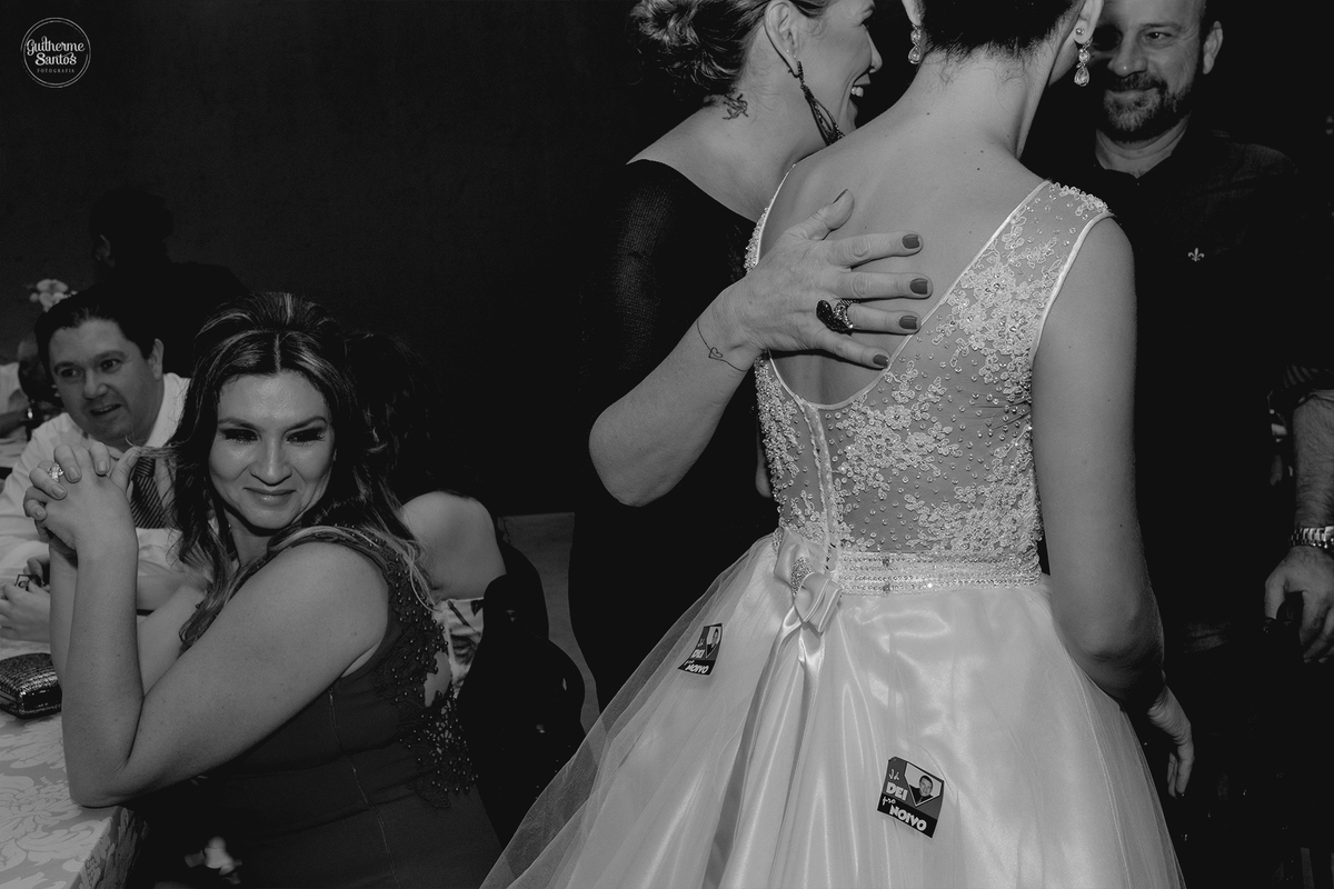 Fotografia de casamento realizada na cidade de jaú-sp com o fotógrafo Guilherme Santos, cerimônia e recepção com pessoas felizes e momentos especiais.