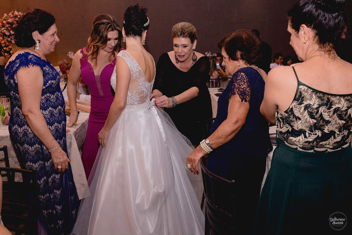 Fotografia de casamento realizada na cidade de jaú-sp com o fotógrafo Guilherme Santos, cerimônia e recepção com pessoas felizes e momentos especiais.