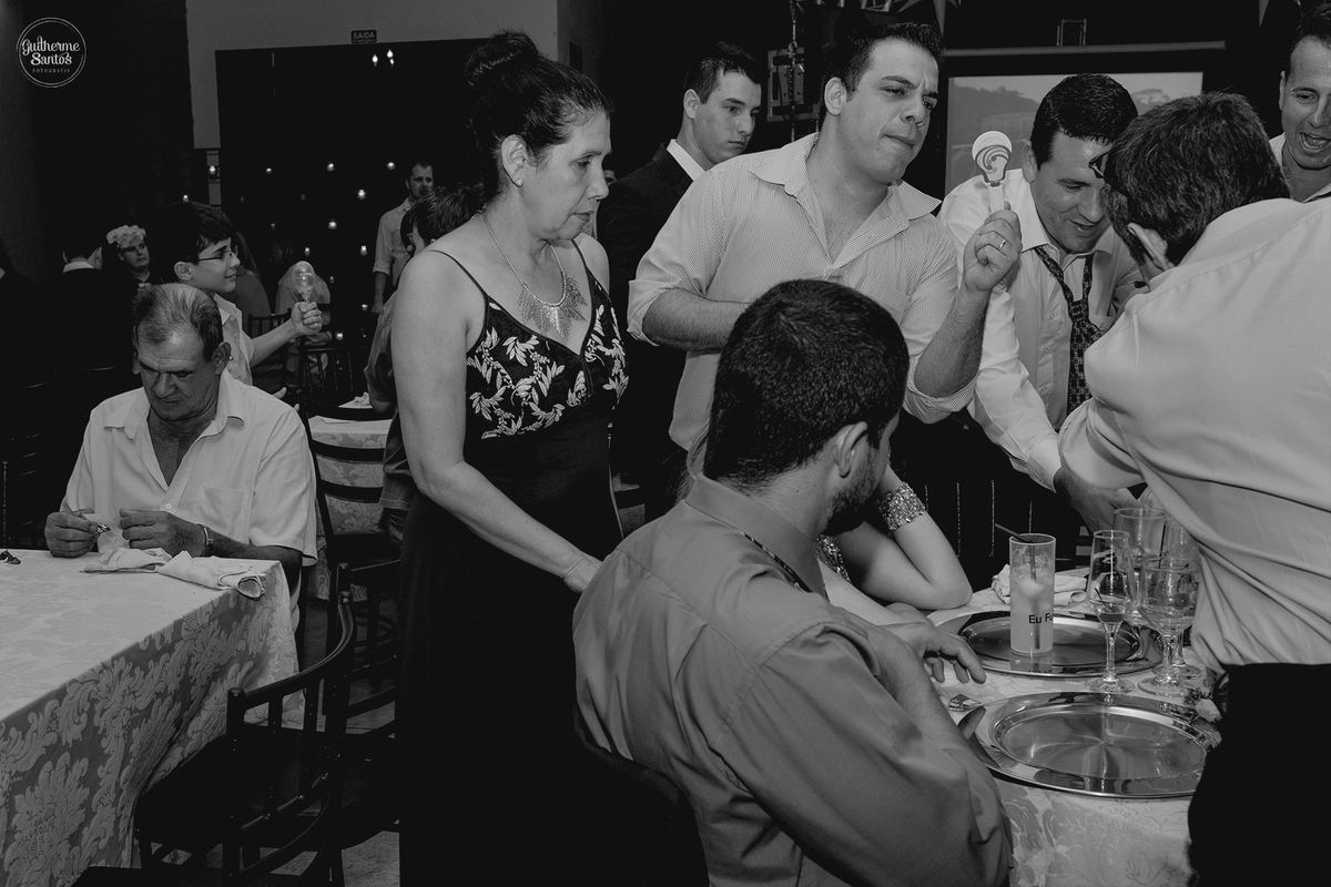 Fotografia de casamento realizada na cidade de jaú-sp com o fotógrafo Guilherme Santos, cerimônia e recepção com pessoas felizes e momentos especiais.