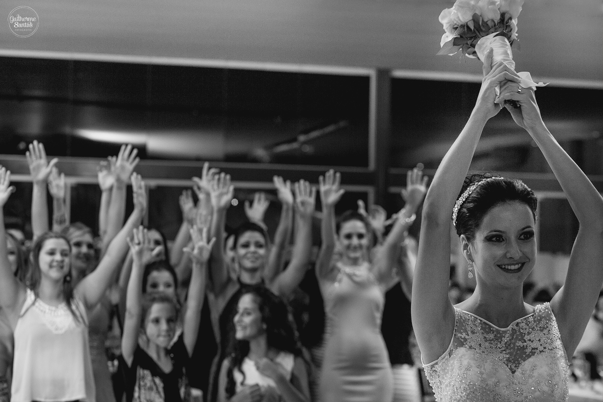 Fotografia de casamento realizada na cidade de jaú-sp com o fotógrafo Guilherme Santos, cerimônia e recepção com pessoas felizes e momentos especiais.