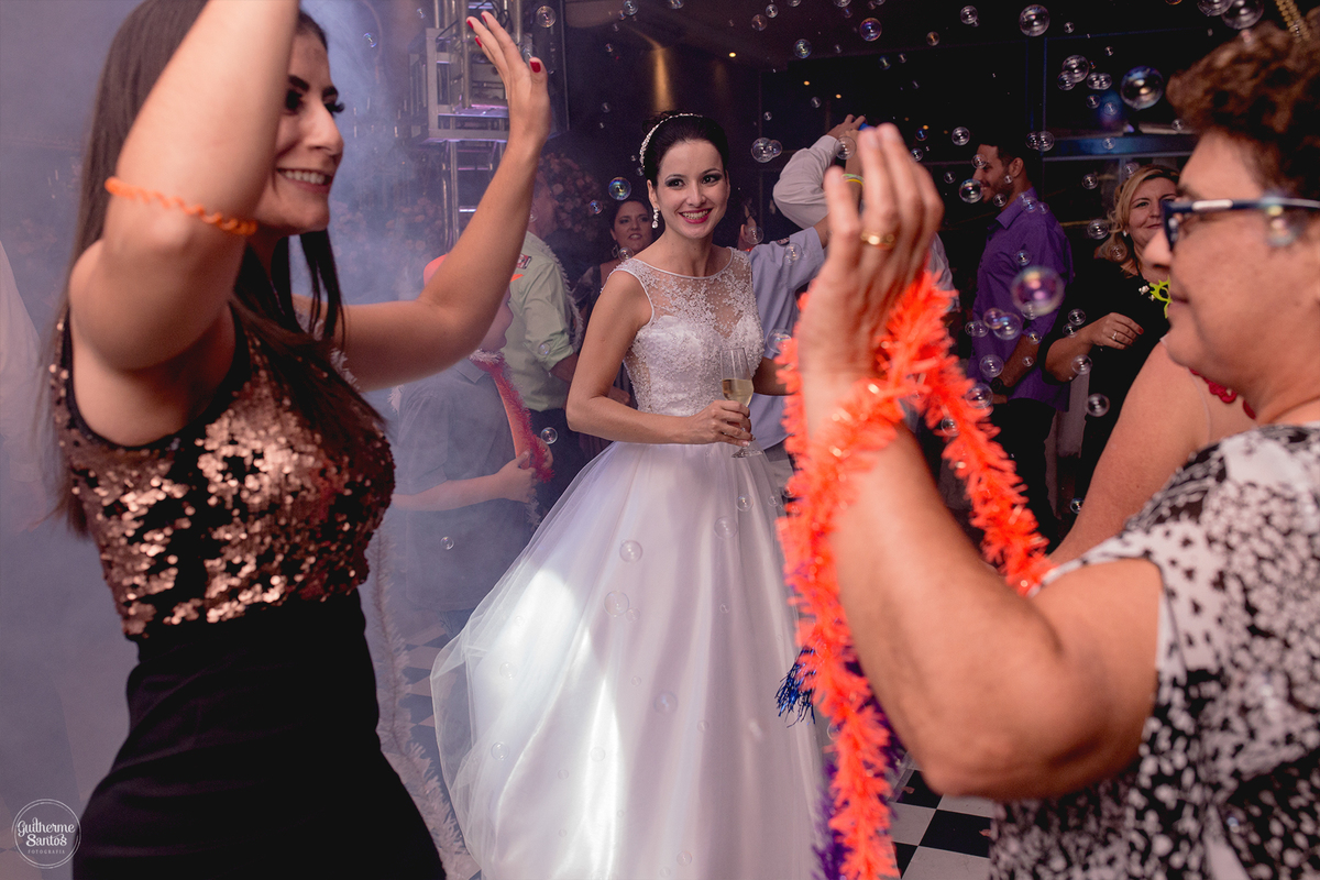 Fotografia de casamento realizada na cidade de jaú-sp com o fotógrafo Guilherme Santos, cerimônia e recepção com pessoas felizes e momentos especiais.
