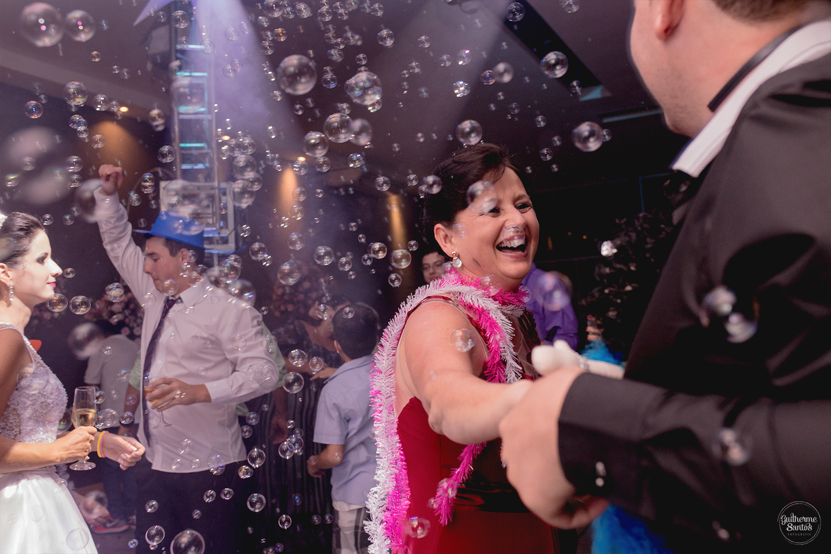Fotografia de casamento realizada na cidade de jaú-sp com o fotógrafo Guilherme Santos, cerimônia e recepção com pessoas felizes e momentos especiais.