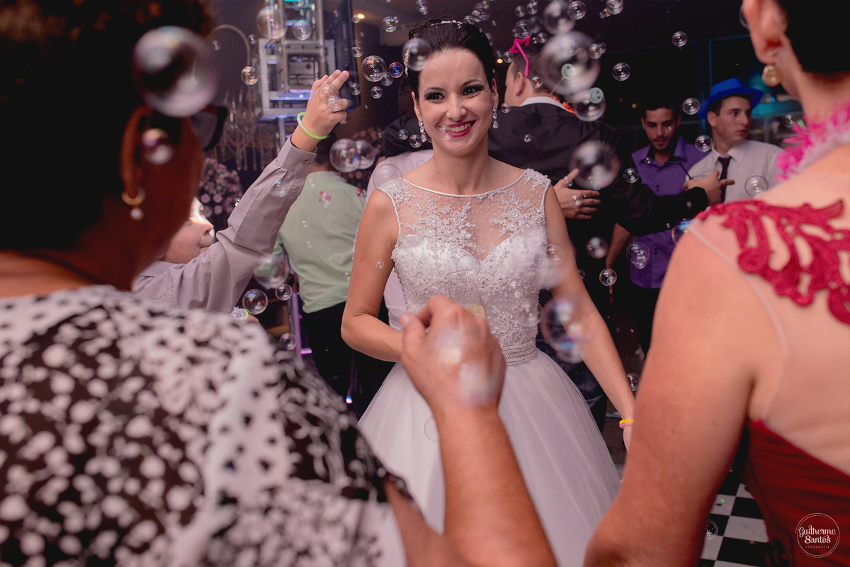 Fotografia de casamento realizada na cidade de jaú-sp com o fotógrafo Guilherme Santos, cerimônia e recepção com pessoas felizes e momentos especiais.