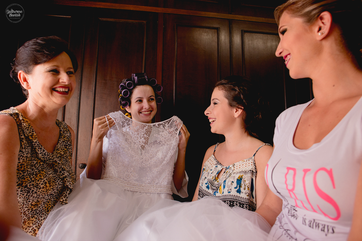 Fotografia de casamento realizada na cidade de jaú-sp com o fotógrafo Guilherme Santos, cerimônia e recepção com pessoas felizes e momentos especiais.