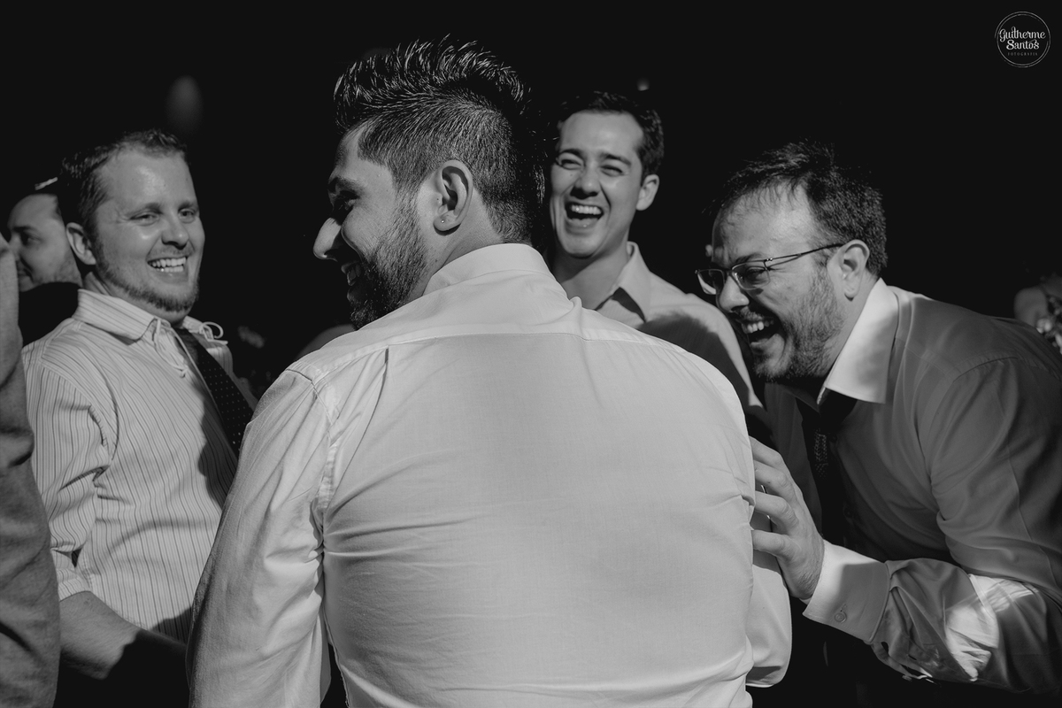 Fotografia de casamento realizada na cidade de jaú-sp com o fotógrafo Guilherme Santos, cerimônia e recepção com pessoas felizes e momentos especiais.