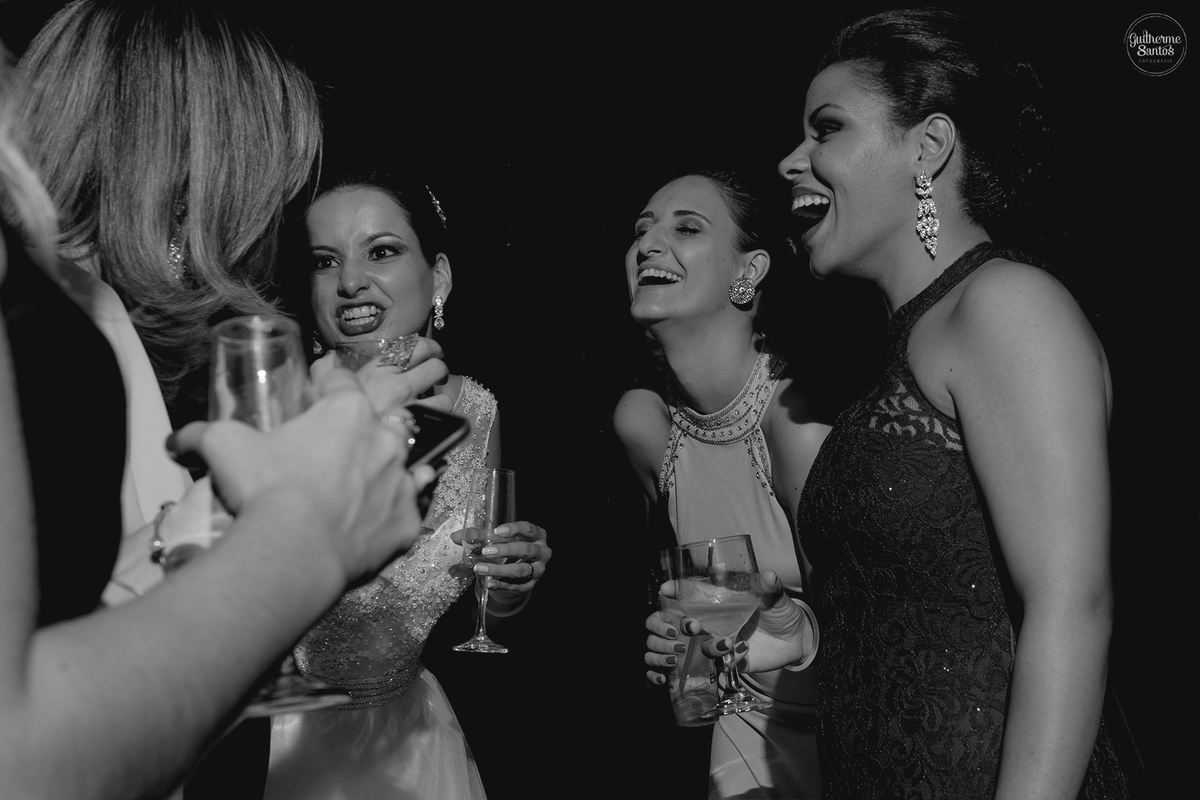 Fotografia de casamento realizada na cidade de jaú-sp com o fotógrafo Guilherme Santos, cerimônia e recepção com pessoas felizes e momentos especiais.