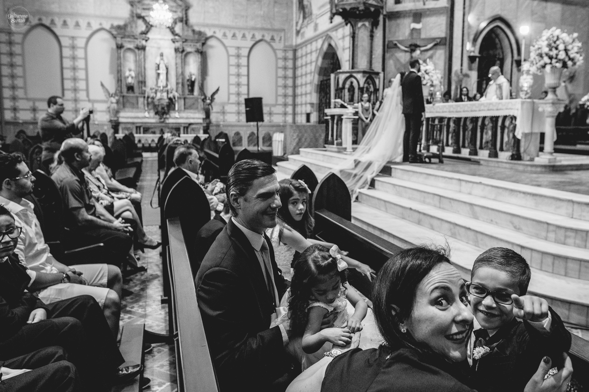 Fotografia de casamento feita pelo fotógrafo Guilherme Santos, crianças durante a cerimônia de casamento na igreja matriz em Jaú.