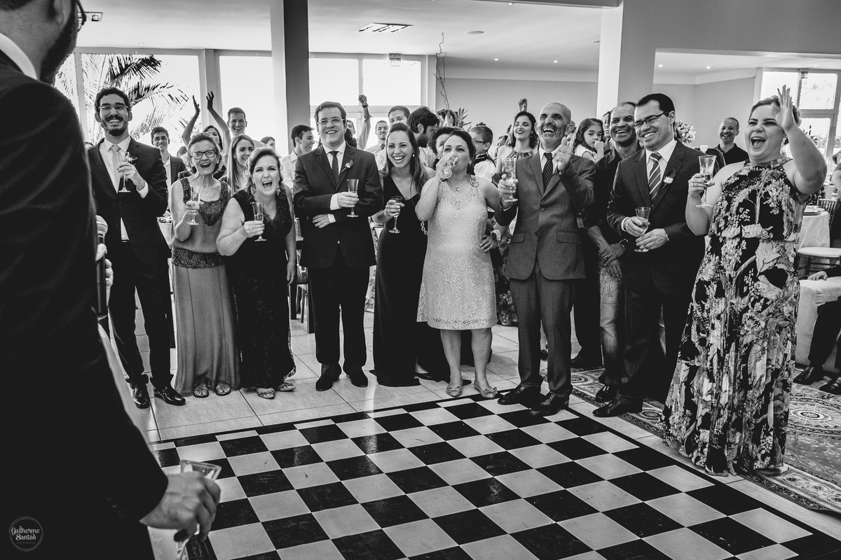 Fotografia de casamento feita pelo fotógrafo Guilherme Santos, convidados olhando para os noivos na festa de casamento em Jaú.