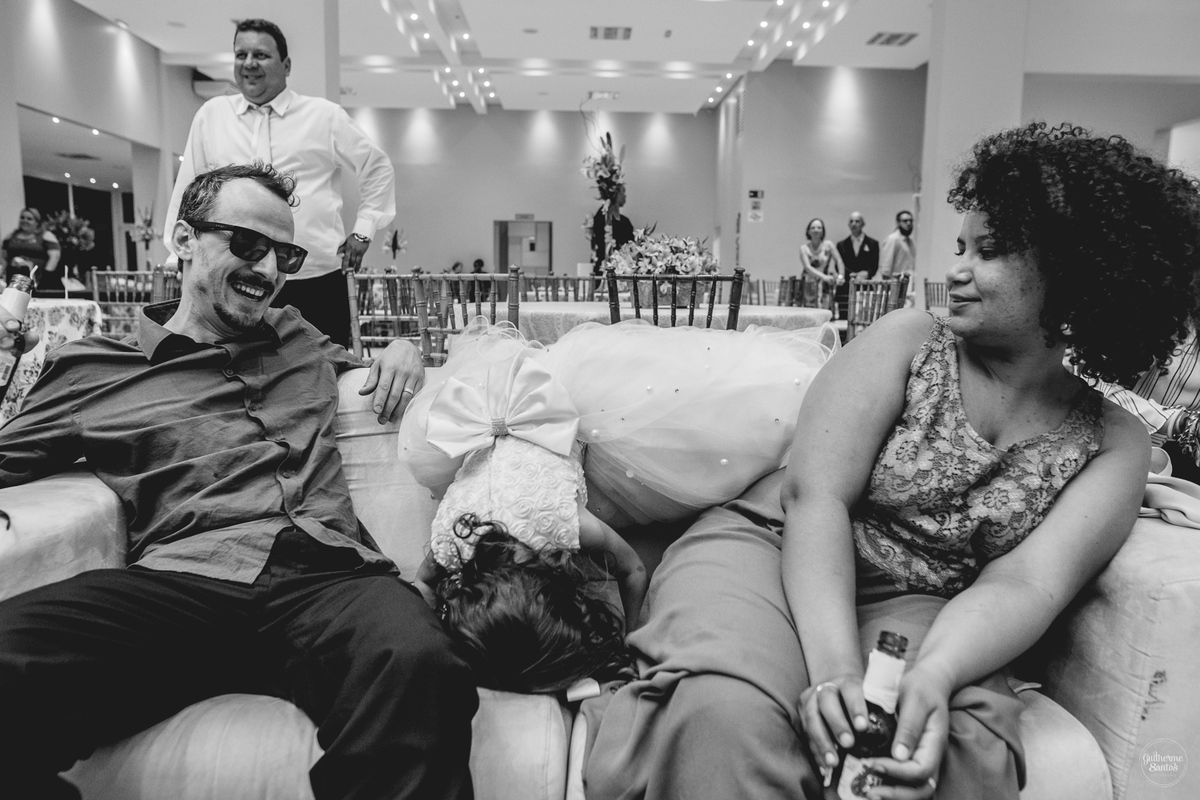 Fotografia de casamento feita pelo fotógrafo Guilherme Santos, convidados e criança durante a festa de casamento em Jaú.