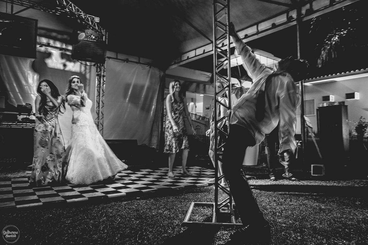 Fotografia de casamento pelo fotógrafo Guilherme Santos, noiva dançando com os convidados na festa de casamento ao ar livre em Pederneiras.