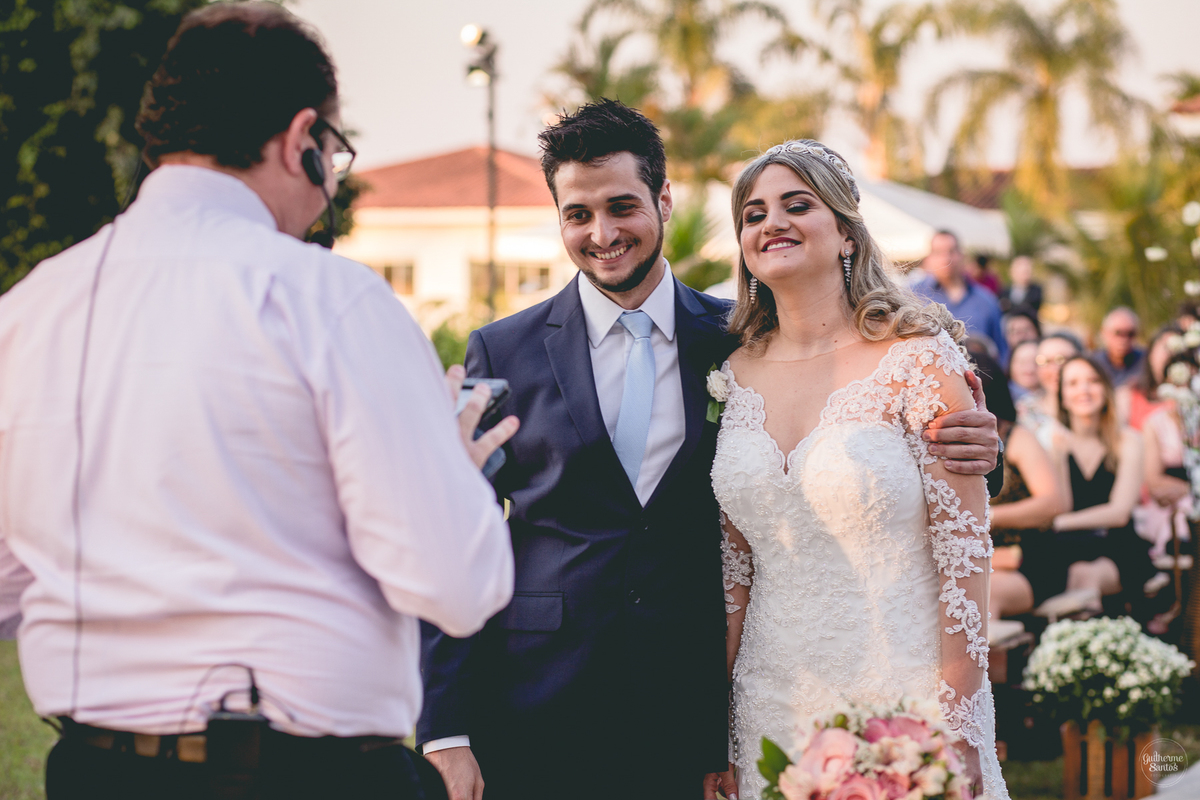 Fotografia de casamento pelo fotógrafo Guilherme Santos, casal de noivos se abraçando felizes no casamento com pôr do sol em Pederneiras.