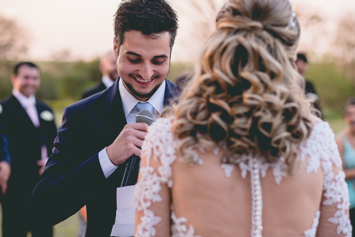 Fotografia de casamento pelo fotógrafo Guilherme Santos, noivo lendo seus votos para a noiva na cerimônia de casamento em Pederneiras.
