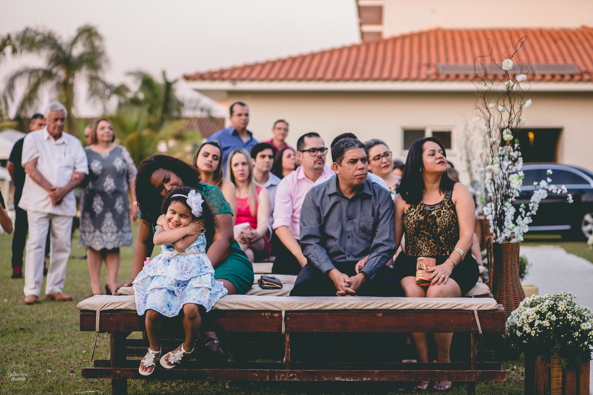 Fotografia de casamento pelo fotógrafo Guilherme Santos, criança feliz dançando na cerimônia de casamento ao ar livre em Pederneiras.