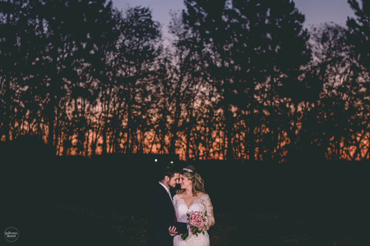 Fotografia de casamento pelo fotógrafo Guilherme Santos, casal de noivos na sessão após a cerimônia de casamento. Casal se olhando no pôr do sol.