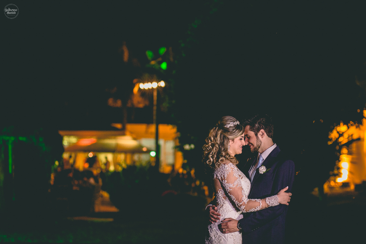 Fotografia de casamento pelo fotógrafo Guilherme Santos, casal de noivos se olhando, casal se abraçando durante a sessão de fotos após a cerimônia de casamento ao ar livre.
