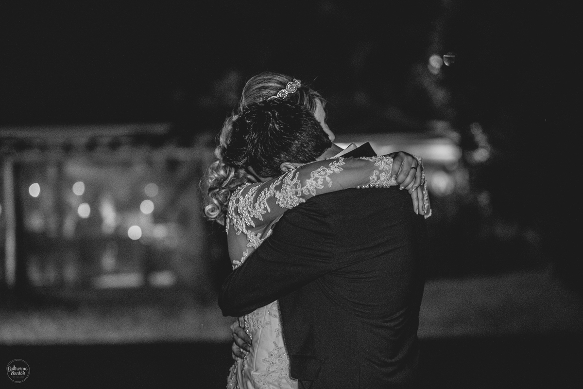 Fotografia de casamento pelo fotógrafo Guilherme Santos, casal de noivos se abraçando na sessão de fotos após o casamento ao ar livre em Pederneiras.