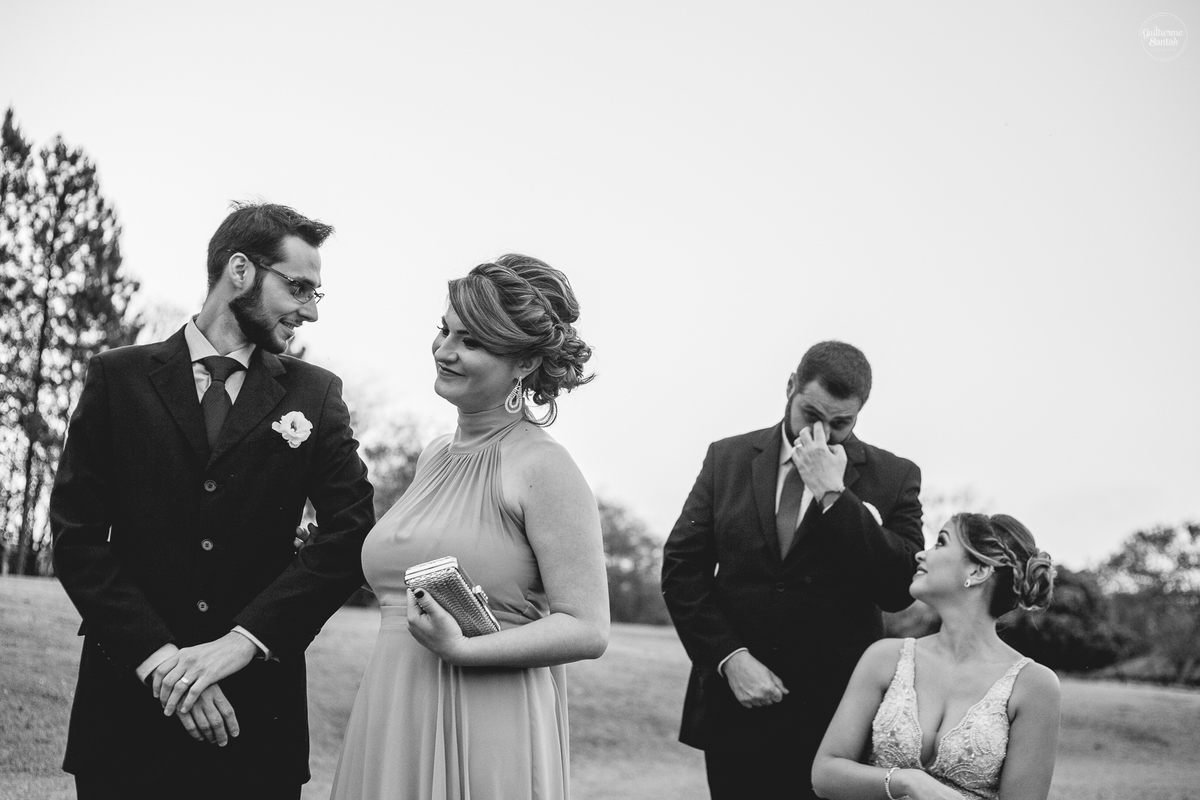 Fotografia de casamento pelo fotógrafo Guilherme Santos, madrinhas e padrinhos estilosos durante o casamento ao ar livre em Pederneiras.