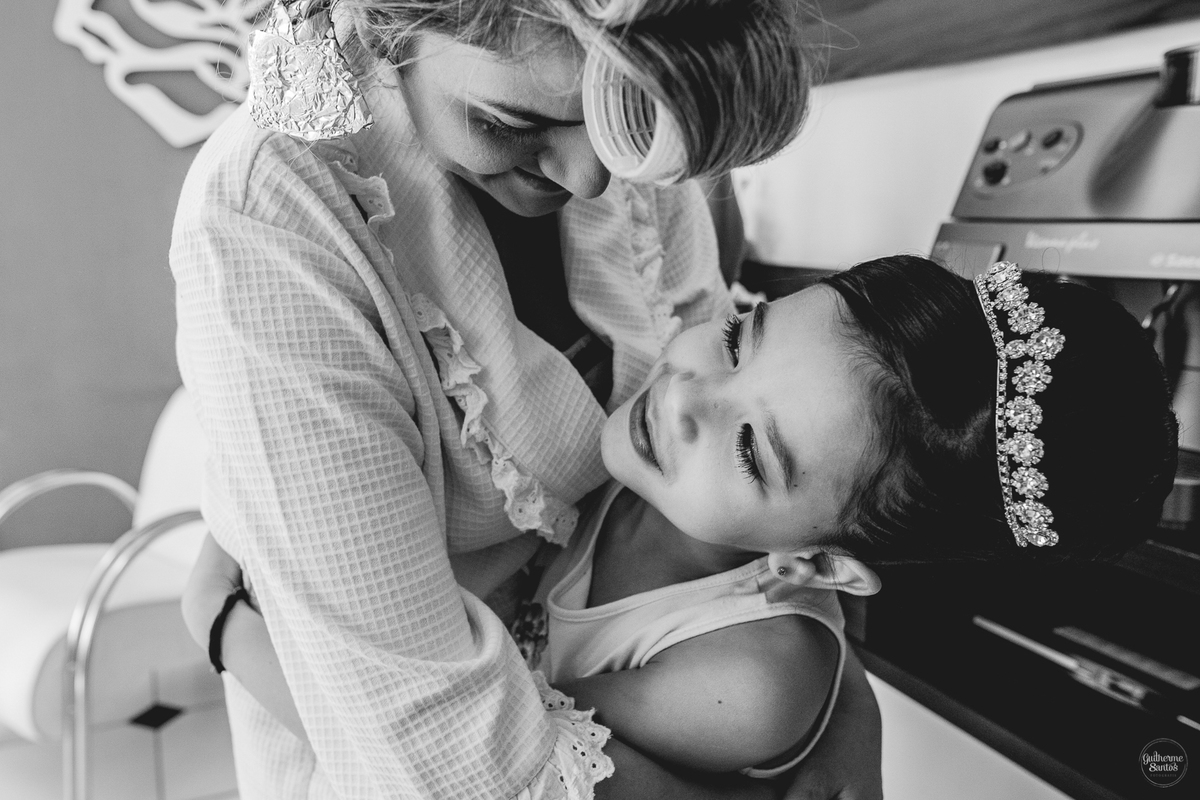 Fotografia de casamento pelo fotógrafo Guilherme Santos, noiva abraçando a dama de honra nos preparativos do casamento.