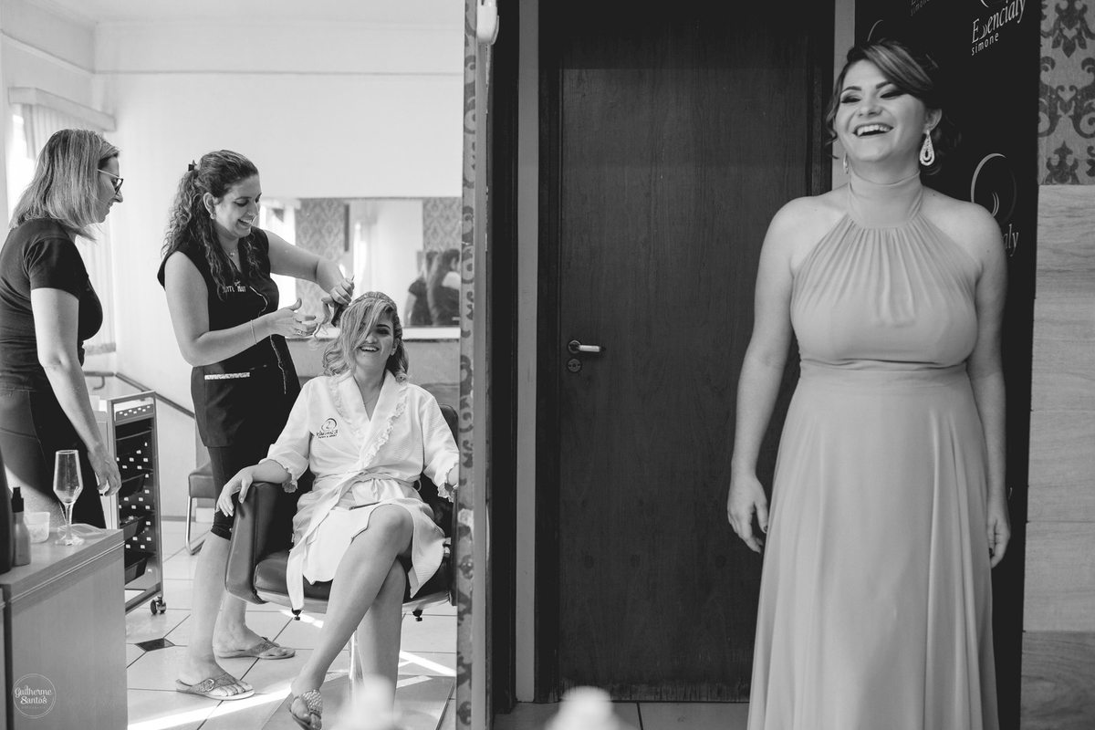 Fotografia de casamento pelo fotógrafo Guilherme Santos, noiva se arrumando nos preparativos do casamento.