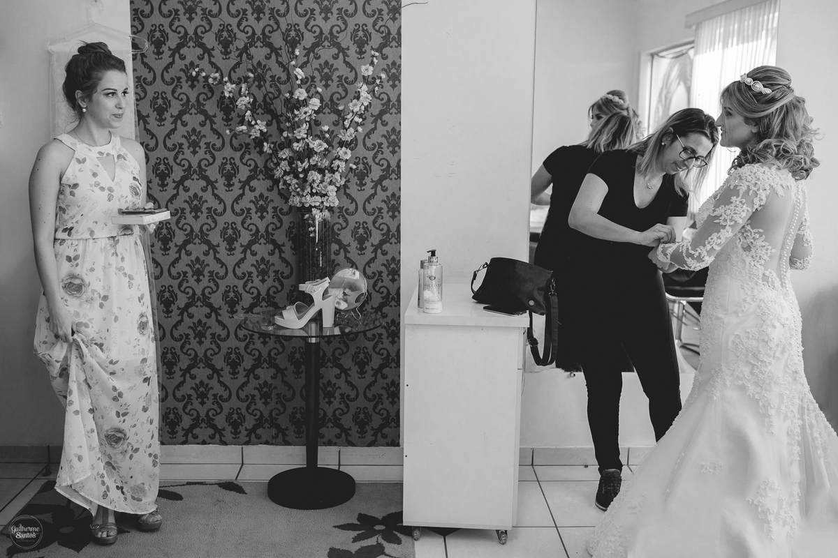 Fotografia de casamento pelo fotógrafo Guilherme Santos, noiva com o vestido de noiva momentos antes do casamento.