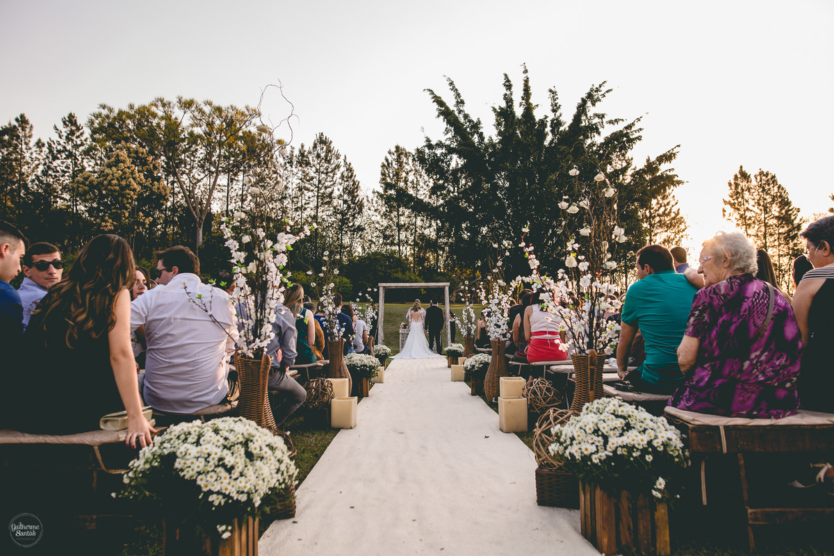 Fotografia de casamento pelo fotógrafo Guilherme Santos, casamento ao ar livre com pôr do sol em Pederneiras. 