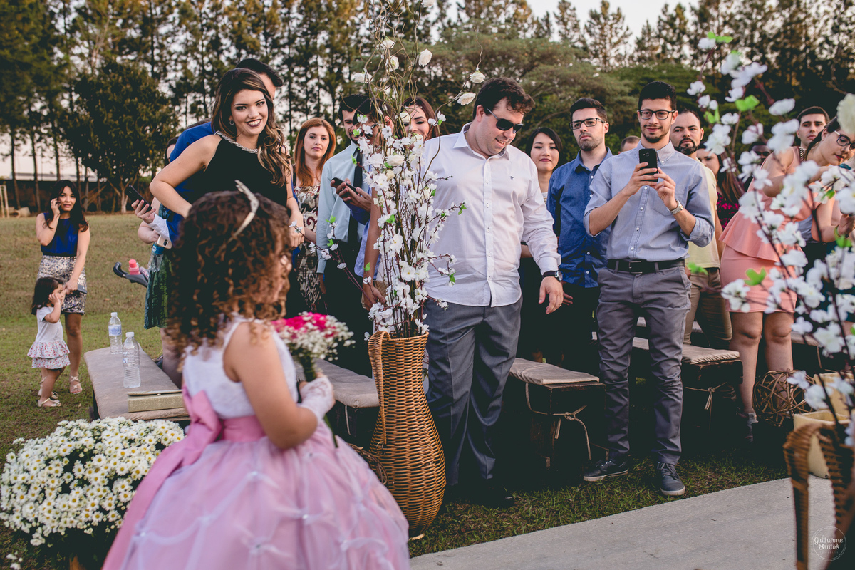 Fotografia de casamento pelo fotógrafo Guilherme Santos, dama de honra entrando na cerimônia de casamento em Pederneiras.