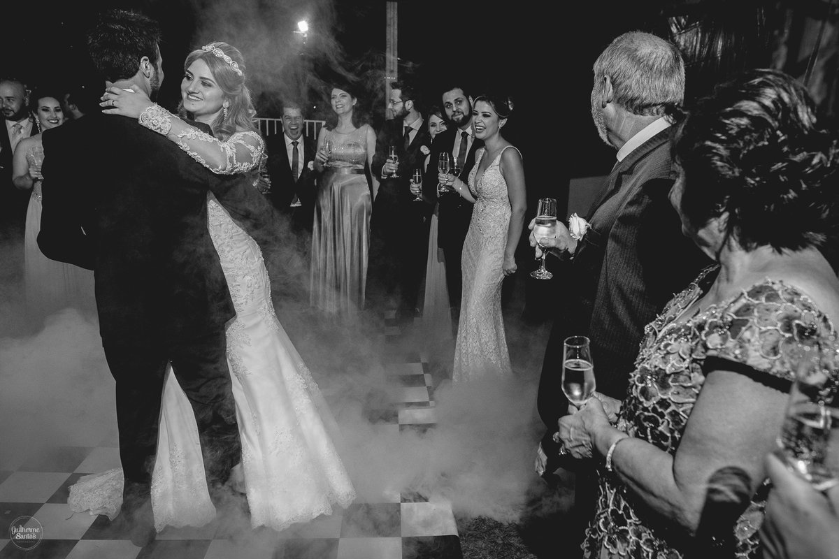 Fotografia de casamento pelo fotógrafo Guilherme Santos, casal de noivos dançando na festa de casamento ao ar livre em Pederneiras.