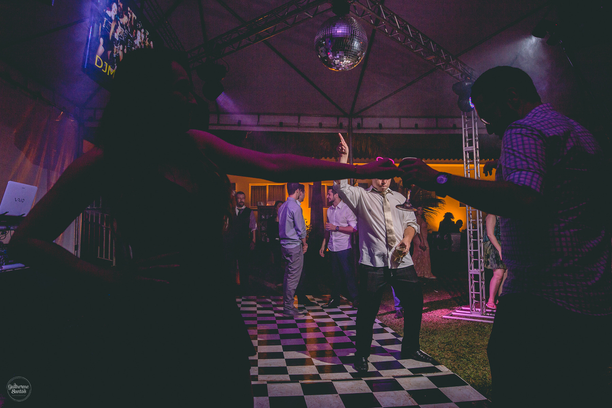 Fotografia de casamento pelo fotógrafo Guilherme Santos, convidados animados durante a recepção do casamento.